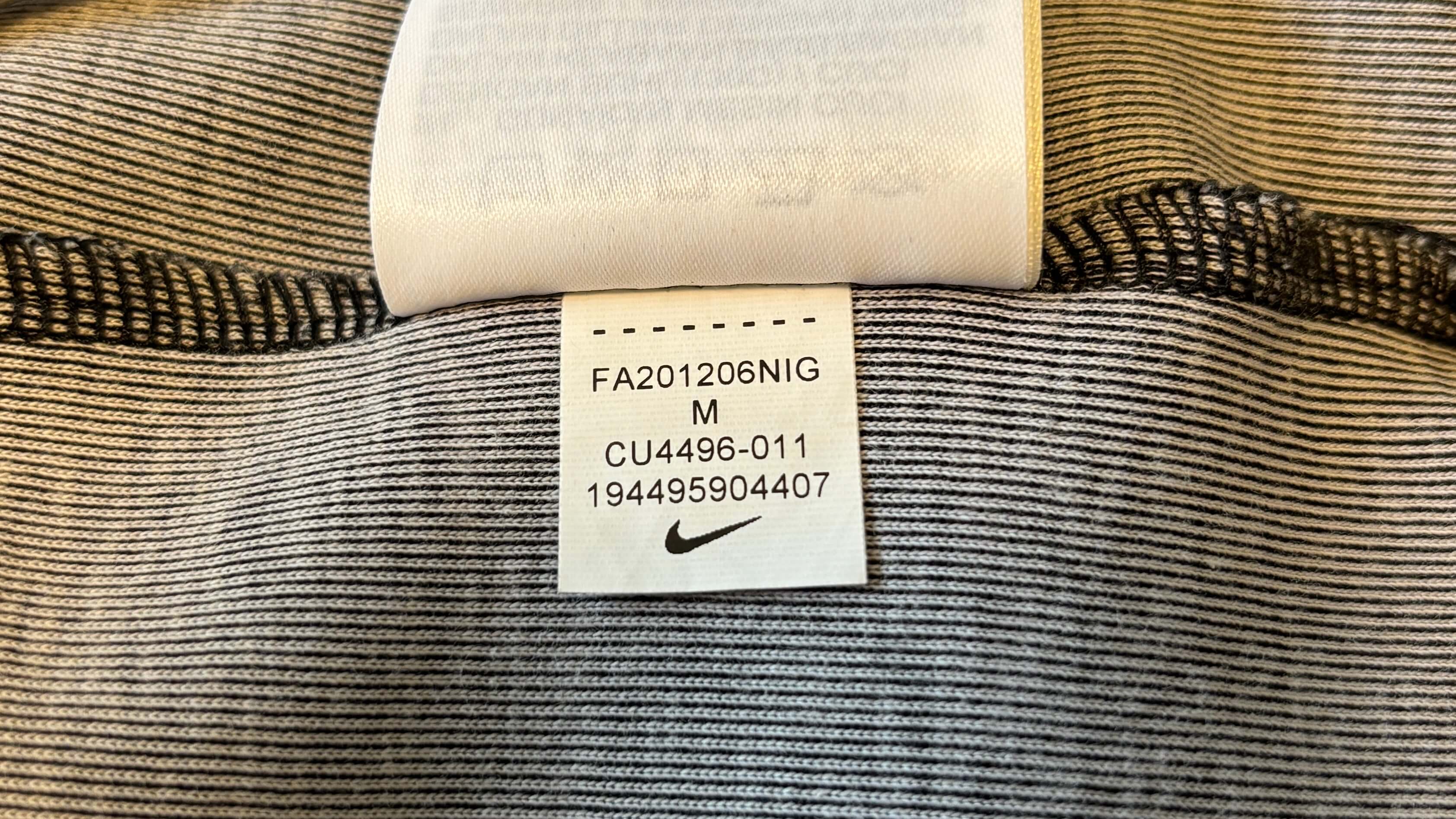 【メルカリ】ナイキのテックジョガースウェットパンツの品番